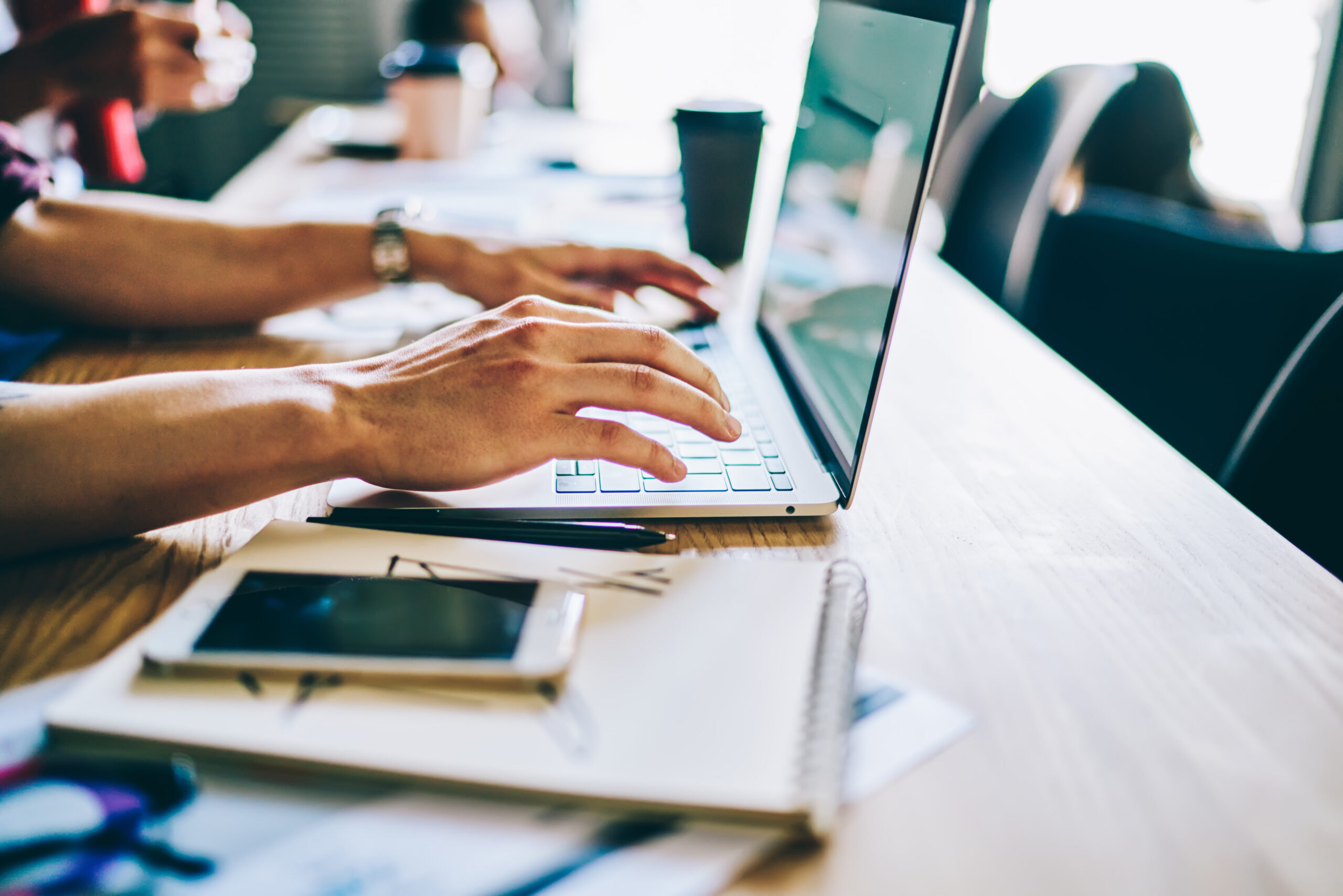 Course work 5. Программист за компьютером. Прилежный студент. Занятия в аудитории. Студент за столом.